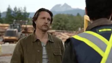La veste Flint And Tinder portée par Jack Sheridan (Martin Henderson) dans la série Virgin River (Saison 4 Episode 5)