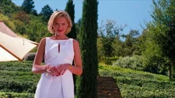 Vestido blanco sin mangas con cuello en V usado por Meredith Blake (Elaine Hendrix) en The Parent Trap