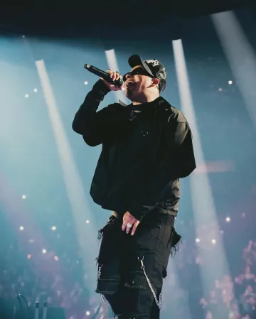 Lunettes de soleil Prada Black & White Trim 'Symbole' (PR06YS) portées par Jesús Ortiz Paz sur le compte Instagram @jesusortizpazfr