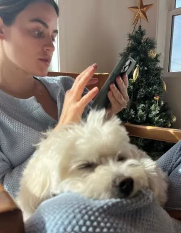 Étui en silicone Apple avec Magsafe en cyprès porté par Lucy Hale sur sa story Instagram le 2 janvier 2024