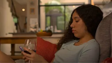 Camiseta de canalé desteñida de Zara usada por Keeks (Ana Ika) como se ve en Bump (S03E06)