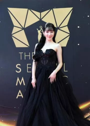 Pendientes Bvlgari Fiorever usados por Tiffany en los Seoul Music Awards el 2 de enero de 2024