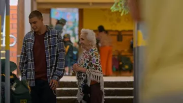 Camisa de franela a cuadros de H&M usada por Santiago 'Santi' Hernandez (Carlos Sanson Jr.) como se ve en Bump (S03E07)