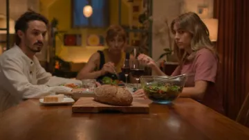 Wrangler Sunset Rommper Baked Red porté par Olympia 'Oly' Chalmers-Davis (Nathalie Morris) comme on le voit dans Bump (S03E07)
