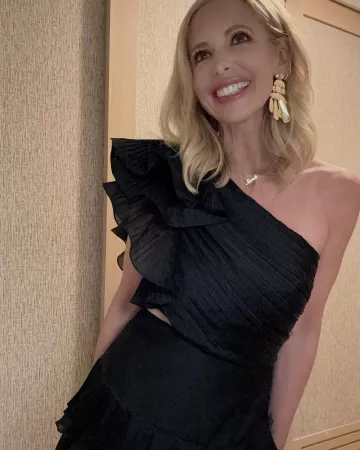 Mini vestido de Elliatt Ideals usado por Sarah Michelle Gellar en su publicación de Instagram el 1 de enero de 2024