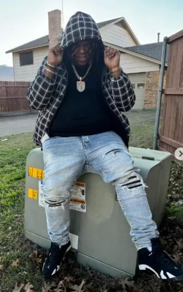 Jeans Amiri Stone Indigo & Black Leather 'MX1' porté par Big Homiie G sur le compte Instagram @bighomiieg