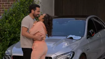 Pantalon de survêtement en velours Adidas Originals Relaxed Risque porté par Rosa Flores (Paula Garcia) dans Bump (S03E08)