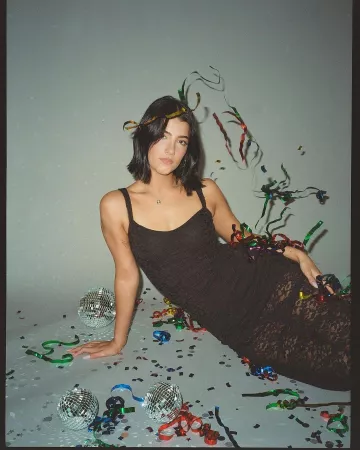 Social Tourist All Over Lace Dress usado por Charli D'Amelio en su historia de Instagram el 1 de enero de 2024