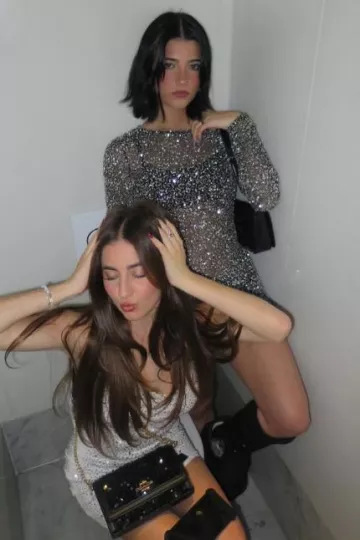 Bolso femenino de cuero cepillado de Prada usado por Charli D'Amelio en su publicación de Instagram el 1 de enero de 2024