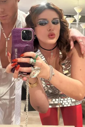 Anillo Thorne Dynasty Desert Darling Dome en plata usado por Bella Thorne en su historia de Instagram el 1 de enero de 2024