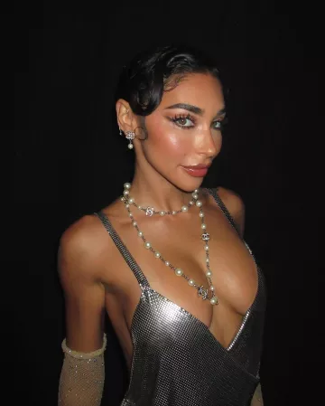 Collar largo de perlas de una sola hebra Chanel 22S usado por Chantel Jeffries en su publicación de Instagram el 1 de enero de 2024