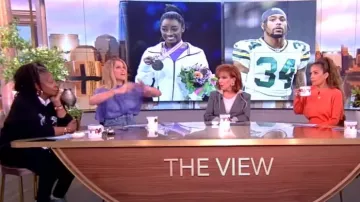 Khaite Le haut Kass porté par Sara Haines tel qu’on le voit dans The View le 2 janvier 2024