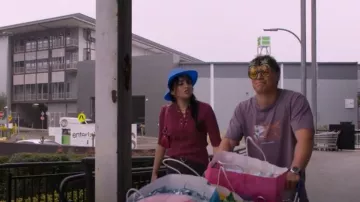 Camiseta Thrills Energy Merch Fit usada por Santiago 'Santi' Hernandez (Carlos Sanson Jr.) como se ve en Bump (S04E02)