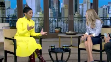 Proenza Schouler Robe-chemise en satin mat écrasé à manches longues portée par Tamron Hall comme on le voit dans LIVE with Kelly and Mark le 2 janvier 2024