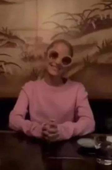 Suéter de cachemira Lisa Yang Mable usado por Ariana Grande en su publicación de Instagram el 1 de enero de 2024