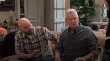 Chemise Vince Maison en sycomore portée par Jim Kearney (Jon Cryer) comme on le voit dans Extended Family (S01E02)