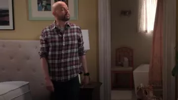 Rails Lennox Shirt porté par Jim Kearney (Jon Cryer) tel qu’on le voit dans Extended Family (S01E02)