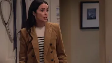 Pull Khaite Diletta porté par Julia Mariano (Abigail Spencer) comme on le voit dans Famille élargie (S01E02)