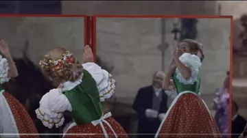 Accesorio floral para el cabello usado por Truly Scrumptious (Sally Ann Howes) en la película Chitty Chitty Bang Bang