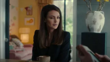 Blazer de hojas de Alexander McQueen usado por Maya Stern (Michelle Keegan) como se ve en Fool Me Once (T01E01)