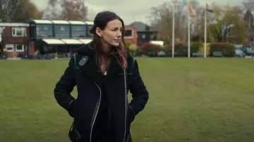 Veste en peau de mouton AllSaints Rei portée par Maya Stern (Michelle Keegan) comme on le voit dans Fool Me Once (Saison 1 Épisode 1)
