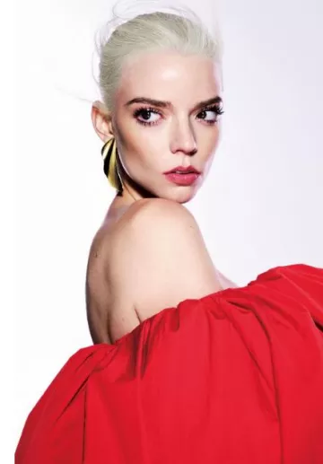 Robe en taffetas rouge à manches bouffantes Jacquemus portée par Anya Taylor-Joy à Elle Japan en janvier 2024