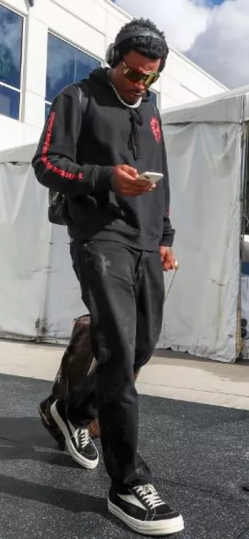 Valise souple Louis Vuitton marron monogramme 'Horizon 55' portée par Derwin James Jr. sur le compte Instagram @derwinjames