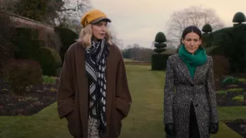 Abrigo de lana de fieltro de H&M usado por Caroline Burkett (Hattie Morahan) como se ve en Fool Me Once (T01E02)