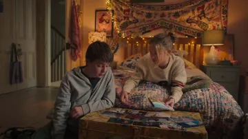 Superdry Var­si­ty Crop Crew Jumper worn by Abby Walker (Danya Griver) as seen in Fool Me Once (S01E03)