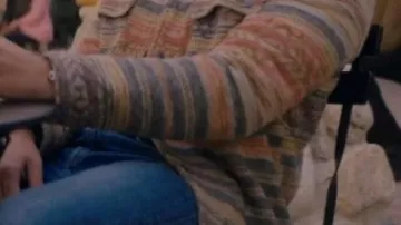 Chaqueta de rayas multicolor usada por Carter Baldwyn (Josh Swickard) en la película Holiday in the Vineyards
