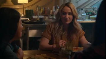 Top de cola de camisa Madewell Lakeline Popover en rayas jacquard usado por Davia Moss (Emma Hunton) como se ve en Good Trouble (T05E11)