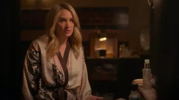 Kimono largo con estampado de azulejos Lindex Ella M usado por Davia Moss (Emma Hunton) como se ve en Good Trouble (T05E11)