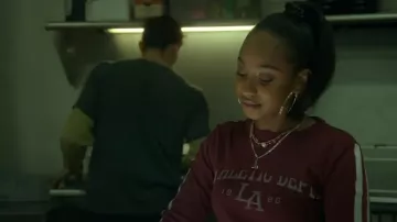 Forver 21 Athletic Dept Graphic Baby Tee porté par Tetona Jackson comme on le voit dans Good Trouble (S05E11)
