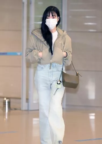 Crop top Loewe en coton mélangé porté par Tiffany à l’aéroport d’Incheon le 3 janvier 2024