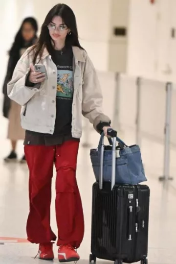 Garrett Leight Wilson 46 Gafas en beige dorado usadas por Emily Ratajkowski en Nueva York el 2 de enero de 2024