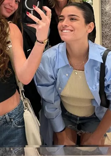 Sac à bandoulière en cuir The Row Half Moon porté par Dixie D’Amelio Gianina Paolantonio sur sa story Instagram le 2 janvier 2024