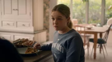 Sweat-shirt Hollister avec imprimé poitrine porté par Abby Walker (Danya Griver) comme on le voit dans Fool Me Once (S01E06)