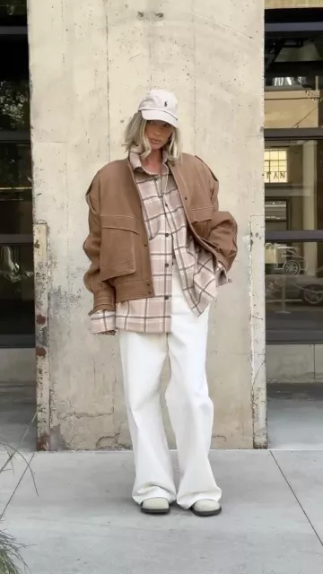 Chaqueta oversize de Saint Laurent en piel de cordero usada por Elsa Hosk en su publicación de Instagram el 2 de enero de 2024