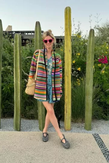 El cárdigan de cachemira a rayas Jolly de The Elder Statesman usado por Nicky Hilton Rothschild en su publicación de Instagram el 2 de enero de 2024