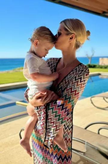Vestido de playa largo de Missoni Mare usado por Nicky Hilton Rothschild en su publicación de Instagram el 2 de enero de 2024