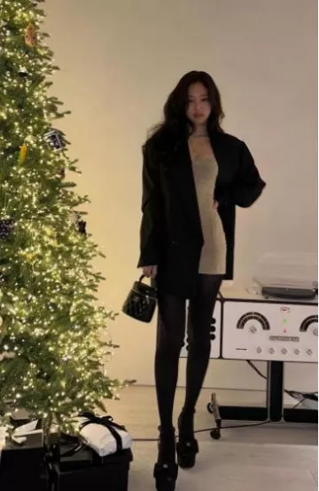 Robe Jacquemus Fiesta Glitter portée par Jennie Kim sur son post Instagram le 31 décembre 2023