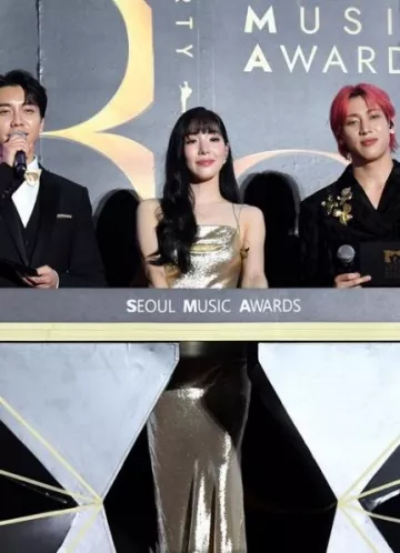 Robe de lingerie Celine V Back portée par Tiffany aux Seoul Music Awards le 2 janvier 2024