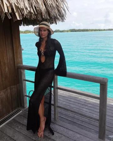 Alt Violete Bottom usado por Sara Sampaio en su publicación de Instagram el 2 de enero de 2024