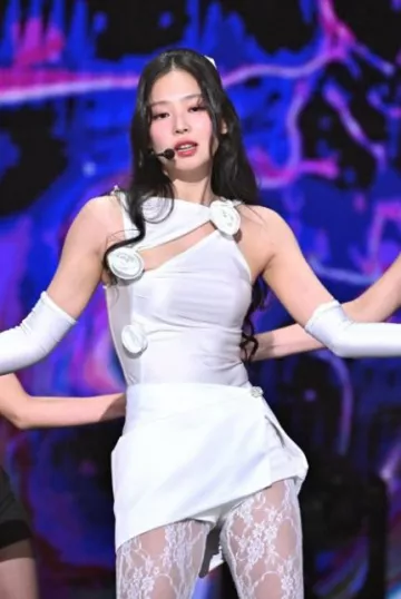 Brielle Ecume De Mer Skirt worn by Jennie Kim at Lee Hyori’s Red Carpet on January 2, 2024