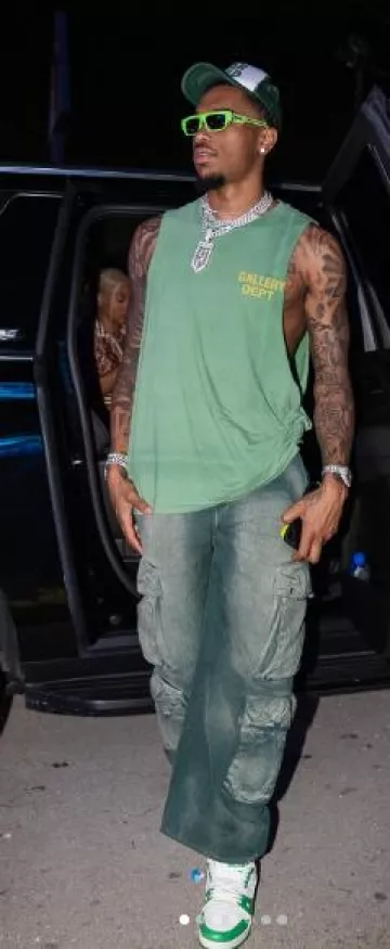Pantalon cargo ample Amiri vert foncé Allover Logo porté par Paul Jamaine Washington Jr. sur le compte Instagram @pjwashington