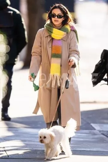 Everlane The Gathered Drape Trench worn by Camila Mendes in New York on January 2, 2024