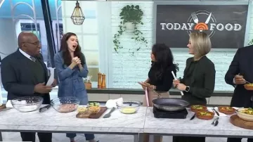 Mono vaquero de H&M usado por Ali Rosen visto en Today el 3 de enero de 2024