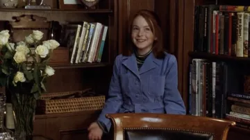 Atuendos de la película The Parent Trap: Lindsay Lohan usa una chaqueta de corbata azul para interpretar a Hallie Parker