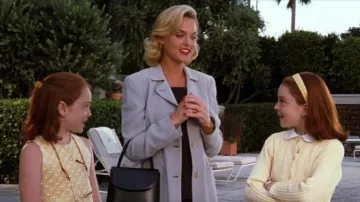 Chaqueta blazer gris de manga larga usada por Meredith Blake (Elaine Hendrix) en atuendos de The Parent Trap