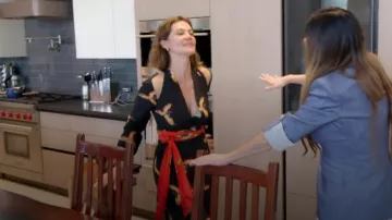 Diane Von Furstenberg Découpe Combinaison ceinturée en crêpe de Chine de soie imprimé en noir portée par Julia Lemigova comme on le voit dans The Real Housewives of Miami (S06E10)